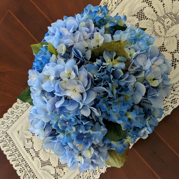 Beautiful ceramic hydrangea arrangement - Picture 3 of 4
